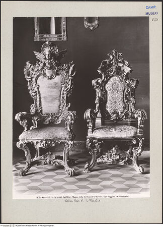 Vorderseite von Alinari [https://www.deutsche-digitale-bibliothek.de/content/lizenzen/rv-ez/] Zwei Stühle - Gesamtansicht, bh225097_recto. Foto.