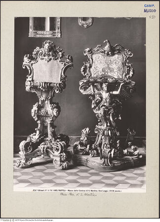 Vorderseite von Alinari [https://www.deutsche-digitale-bibliothek.de/content/lizenzen/rv-ez/] Zwei Lesepulte - Gesamtansicht, bh225104_recto. Foto.