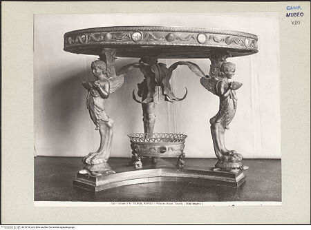 Vorderseite von Alinari [https://www.deutsche-digitale-bibliothek.de/content/lizenzen/rv-ez/] Tisch - Gesamtansicht, bh225178_recto. Foto.