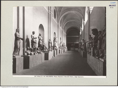 Vorderseite von Alinari [https://www.deutsche-digitale-bibliothek.de/content/lizenzen/rv-ez/] Museo Archeologico NazionalePortico degli Imperatori (Secondo Portico) - Innenansicht, bh225211_recto. Foto.