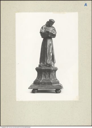 Vorderseite von Foto Marburg [https://www.deutsche-digitale-bibliothek.de/content/lizenzen/rv-ez/] Santa Pudenziana - Detail: vermauerte Säule mit korinthischem Kapitell, bh225226_recto. Foto: Hutzel, Max.