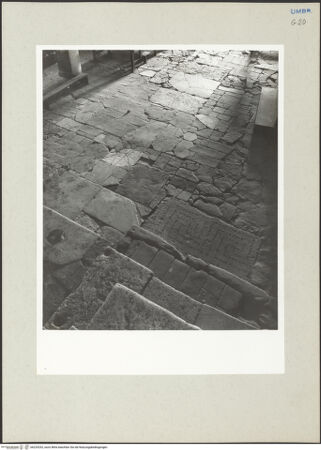 Vorderseite von Foto Marburg [https://www.deutsche-digitale-bibliothek.de/content/lizenzen/rv-ez/] Plattenmosaik-Fußboden mit antiken Spolien - Mittelschiff, Detail, bh225252_recto. Foto: Hutzel, Max.