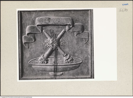 Vorderseite von Pedicini, Luciano [https://www.deutsche-digitale-bibliothek.de/content/lizenzen/rv-ez/] Grabmal des Berardo Rota und Porzia Capece - Sarkophagfront, Detail: Fackeln, bh225385_recto. Foto: Pedicini, Luciano.