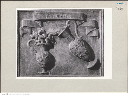 Vorderseite von Pedicini, Luciano [https://www.deutsche-digitale-bibliothek.de/content/lizenzen/rv-ez/] Grabmal des Berardo Rota und Porzia Capece - Sarkophagfront, Detail: Vasen, bh225386_recto. Foto: Pedicini, Luciano.