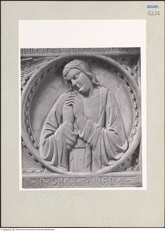 Vorderseite von Pedicini, Luciano [https://www.deutsche-digitale-bibliothek.de/content/lizenzen/rv-ez/] Grabmal der Giovanna d'Aquino (gest. 1347)Schmerzensmann zwischen Maria und Johannes - Sarkophagfront, Detail: Johannes, bh225393_recto. Foto: Pedicini, Luciano.