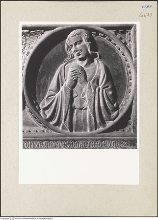 Vorderseite von Pedicini, Luciano [https://www.deutsche-digitale-bibliothek.de/content/lizenzen/rv-ez/] Sarkophagfront des Matteo Capuano mit Darstellungen des Schmerzensmanns zusammen mit Maria und Johannes dem Evangelisten - Detail: Johannes der Evangelist, bh225394_recto. Foto: Pedicini, Luciano.