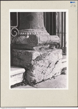 Vorderseite von Pedicini, Luciano [https://www.deutsche-digitale-bibliothek.de/content/lizenzen/rv-ez/] Sockel 3 (römisches Kapitell) - Seitenansicht, bh225424_recto. Foto: Pedicini, Luciano.