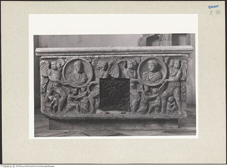 Vorderseite von Pedicini, Luciano [https://www.deutsche-digitale-bibliothek.de/content/lizenzen/rv-ez/] Grabmal des heiligen Bernardus von Carinola (gest. 1109) - Frontalansicht, bh225435_recto. Foto: Pedicini, Luciano.