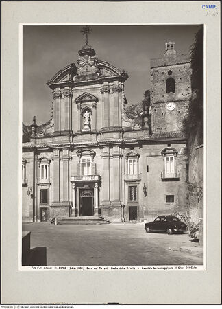 Vorderseite von Alinari [https://www.deutsche-digitale-bibliothek.de/content/lizenzen/rv-fz/] Abbazia della Trinità di Cava - Gesamtansicht, bh226519_recto. Foto.