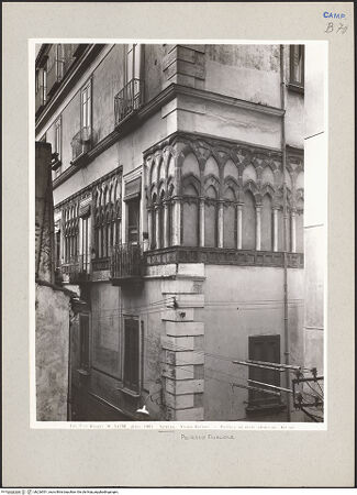 Vorderseite von Alinari [https://www.deutsche-digitale-bibliothek.de/content/lizenzen/rv-ez/] Palazzo Fruscione - Südöstliche Ecke, bh226551_recto. Foto.