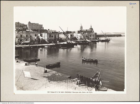 Vorderseite von Alinari [https://www.deutsche-digitale-bibliothek.de/content/lizenzen/rv-ez/] Stadt - Blick auf den Golf von Pozzuoli, bh226556_recto. Foto.