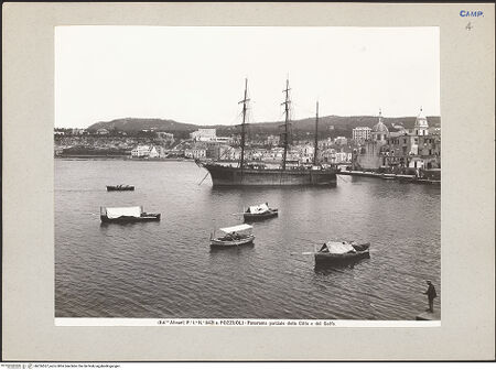 Vorderseite von Alinari [https://www.deutsche-digitale-bibliothek.de/content/lizenzen/rv-ez/] Stadt - Blick auf den Golf von Pozzuoli, bh226557_recto. Foto.