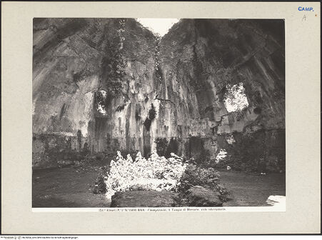 Vorderseite von Alinari [https://www.deutsche-digitale-bibliothek.de/content/lizenzen/rv-ez/] Terme di Mercurio - Innenansicht des Frigidariums, bh226566_recto. Foto.