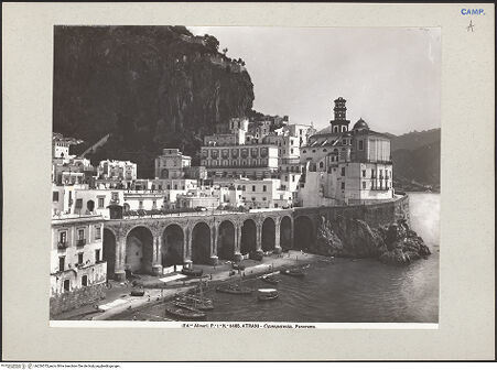 Vorderseite von Alinari [https://www.deutsche-digitale-bibliothek.de/content/lizenzen/rv-ez/] Ansicht der Stadt und des Hafens, bh226573_recto. Foto.