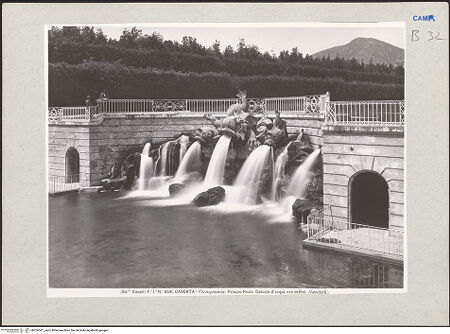 Vorderseite von Alinari [https://www.deutsche-digitale-bibliothek.de/content/lizenzen/rv-ez/] Fontana dei Delfini (Brunnen der Delfine) - Gesamtansicht, bh226581_recto. Foto.