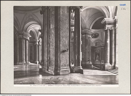 Vorderseite von Alinari [https://www.deutsche-digitale-bibliothek.de/content/lizenzen/rv-ez/] Palazzo RealeVestibolo Superiore - Innenansicht, bh226591_recto. Foto.