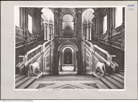 Vorderseite von Alinari [https://www.deutsche-digitale-bibliothek.de/content/lizenzen/rv-ez/] Palazzo RealeScalone d'onore - Blick vom ersten Wendepodest Richtung Vestibolo superiore, bh226592_recto. Foto.