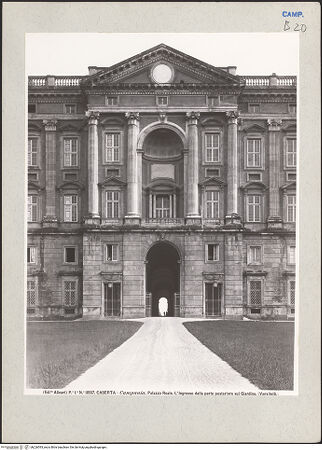 Vorderseite von Alinari [https://www.deutsche-digitale-bibliothek.de/content/lizenzen/rv-ez/] Palazzo RealeSüdfassade - Detail, Mittelbau, bh226593_recto. Foto.