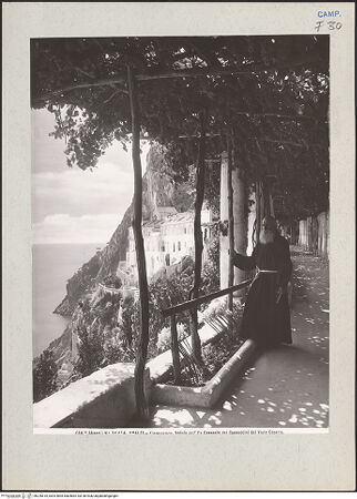 Vorderseite von Alinari [https://www.deutsche-digitale-bibliothek.de/content/lizenzen/rv-ez/] Ex Convento dei Cappuccini / Ehemaliges Kapuzinerkloster - Ansicht des Klosters aus einer Pergola, bh226610_recto. Foto.