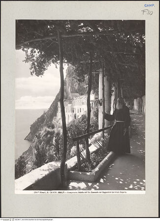 Vorderseite von Alinari [https://www.deutsche-digitale-bibliothek.de/content/lizenzen/rv-ez/] Ex Convento dei Cappuccini / Ehemaliges Kapuzinerkloster - Ansicht des Klosters aus einer Pergola, bh226611_recto. Foto.