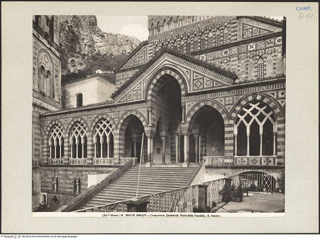 Vorderseite von Alinari [https://www.deutsche-digitale-bibliothek.de/content/lizenzen/rv-ez/] Duomo - Fassade und Portikus, Teilansicht, bh226614_recto. Foto.