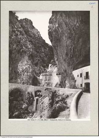 Vorderseite von Alinari [https://www.deutsche-digitale-bibliothek.de/content/lizenzen/rv-ez/] Grotta di San Cristoforo, bh226615_recto. Foto.