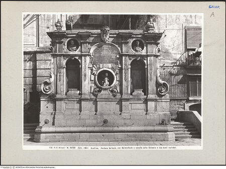 Vorderseite von Alinari [https://www.deutsche-digitale-bibliothek.de/content/lizenzen/rv-ez/] Fontana di Costantinopoli (Fontana di Bellerofonte) - Frontalansicht des Brunnes mit Bellerophon auf der Chimäre reitend und zwei weiblichen Büsten, bh226625_recto. Foto.