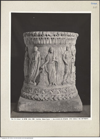 Vorderseite von Alinari [https://www.deutsche-digitale-bibliothek.de/content/lizenzen/rv-ez/] Ara di Atripalda - Teilansicht, bh226627_recto. Foto.