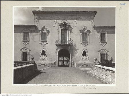 Vorderseite von Alinari [https://www.deutsche-digitale-bibliothek.de/content/lizenzen/rv-ez/] Palazzo Abbaziale di LoretoOstfassade - Ostfassade, Teilansicht, bh226634_recto. Foto.