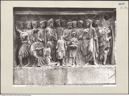 Vorderseite von Alinari [https://www.deutsche-digitale-bibliothek.de/content/lizenzen/rv-ez/] Arco di Traiano (Trajansbogen)DurchgangStieropfer des Kaisers Trajan - Gesamtansicht, bh226640_recto. Foto.