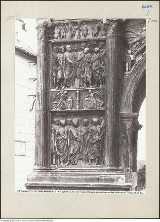 Vorderseite von Alinari [https://www.deutsche-digitale-bibliothek.de/content/lizenzen/rv-ez/] Arco di Traiano (Trajansbogen)Südwestliche Seite (Stadtseite)Linker Pylon - Gesamtansicht, bh226641_recto. Foto.