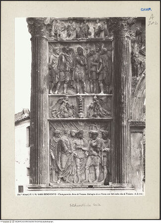 Vorderseite von Alinari [https://www.deutsche-digitale-bibliothek.de/content/lizenzen/rv-ez/] Arco di Traiano (Trajansbogen)Nordöstliche Seite (Landseite)Linker Pylon - Gesamtansicht, bh226643_recto. Foto.