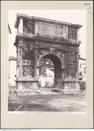 Vorderseite von Alinari [https://www.deutsche-digitale-bibliothek.de/content/lizenzen/rv-ez/] Arco di Traiano (Trajansbogen)Nordöstliche Seite (Landseite) - Gesamtansicht, bh226645_recto. Foto.