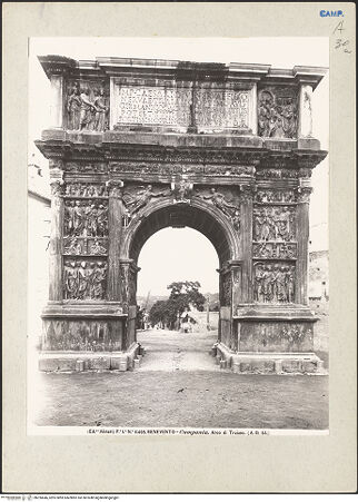 Vorderseite von Alinari [https://www.deutsche-digitale-bibliothek.de/content/lizenzen/rv-ez/] Arco di Traiano (Trajansbogen)Südwestliche Seite (Stadtseite) - Gesamtansicht, bh226646_recto. Foto.