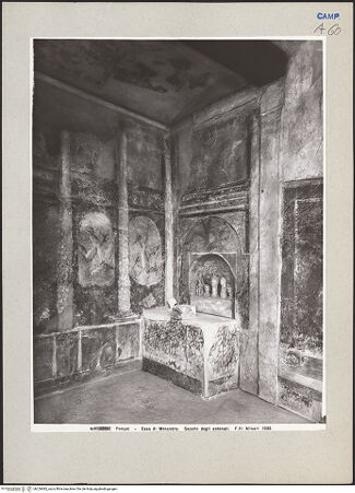 Vorderseite von Alinari [https://www.deutsche-digitale-bibliothek.de/content/lizenzen/rv-ez/] Wanddekoration des Larariums - Teilansicht, bh226682_recto. Foto.