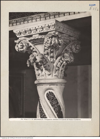 Vorderseite von Alinari [https://www.deutsche-digitale-bibliothek.de/content/lizenzen/rv-ez/] EvangelienkanzelSäulen und Tragfiguren - Detail: Kapitell, bh226689_recto. Foto.