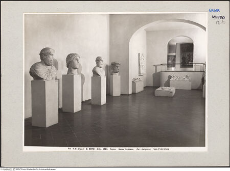 Vorderseite von Alinari [https://www.deutsche-digitale-bibliothek.de/content/lizenzen/rv-ez/] Skulpturen aus der Porta Capuana (Arco di Federico II) - Gesamtansicht, bh226733_recto. Foto.