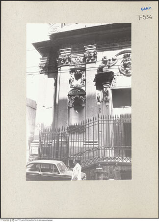 Vorderseite von Bösel, Richard [https://www.deutsche-digitale-bibliothek.de/content/lizenzen/rv-fz/] Santa Maria delle Anime del Purgatorio - Fassade, Detail, bh227707_recto. Foto: Bösel, Richard.