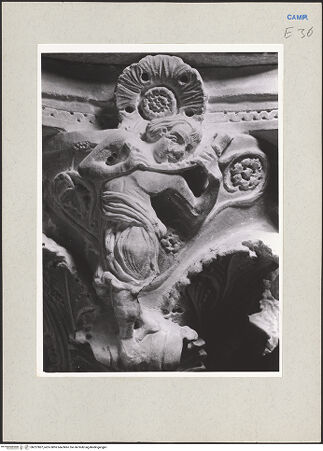 Vorderseite von Pedicini, Luciano [https://www.deutsche-digitale-bibliothek.de/content/lizenzen/rv-ez/] Säulen und BasenKapitell mit Figuren und Mischwesen - Hornblasende Figur, bh227807_recto. Foto: Pedicini, Luciano.