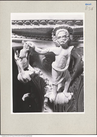 Vorderseite von Pedicini, Luciano [https://www.deutsche-digitale-bibliothek.de/content/lizenzen/rv-ez/] Säulen und BasenKapitell mit Figuren und Mischwesen - Linke Außenseite: bärtiger Greis, der mit seiner rechten Hand einem Drachen eine Amphore überreicht, bh227814_recto. Foto: Pedicini, Luciano.