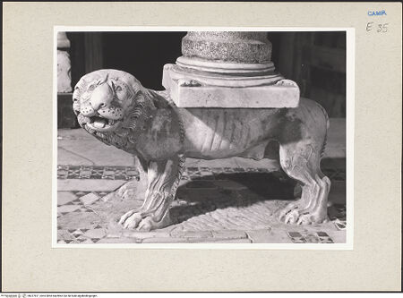 Vorderseite von Pedicini, Luciano [https://www.deutsche-digitale-bibliothek.de/content/lizenzen/rv-ez/] Säulen und BasenNach links gewandter Löwe - Gesamtansicht, bh227817_recto. Foto: Pedicini, Luciano.