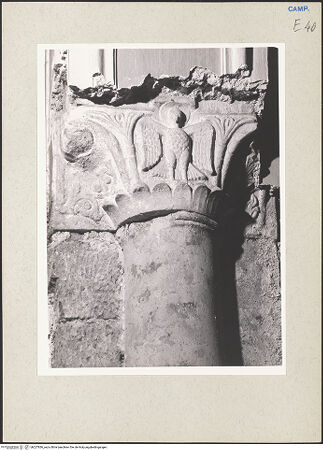 Vorderseite von Pedicini, Luciano [https://www.deutsche-digitale-bibliothek.de/content/lizenzen/rv-ez/] Kapitelle des Langhauses (Spolienkapitelle und Kapitelle mit zoomorphen Motiven)Kapitell mit Adler - Gesamtansicht, bh227836_recto. Foto: Pedicini, Luciano.