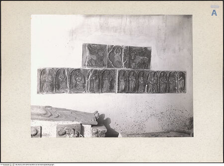 Vorderseite von ICCD [https://www.deutsche-digitale-bibliothek.de/content/lizenzen/rv-ez/] Fragmente von Sarkophagen - Gesamtansicht, bh228226_recto. Foto.