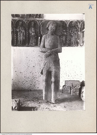 Vorderseite von ICCD [https://www.deutsche-digitale-bibliothek.de/content/lizenzen/rv-ez/] Liegefigur eines Ritters der Familie Sanseverino (Ruggero Sanseverino?) - Gesamtansicht vor der Restaurierung (während im Campanile der Kathedrale), bh228228_recto. Foto.