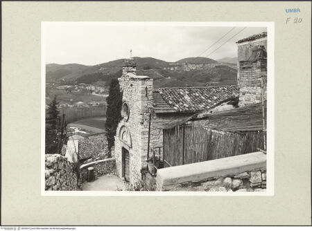 Vorderseite von Getty Research Institute [https://www.deutsche-digitale-bibliothek.de/content/lizenzen/rv-ez/] San Giovanni Battista - Fassade und rechte Seitenfront in Aufsicht, von Südosten, bh228373_recto. Foto: Hutzel, Max.