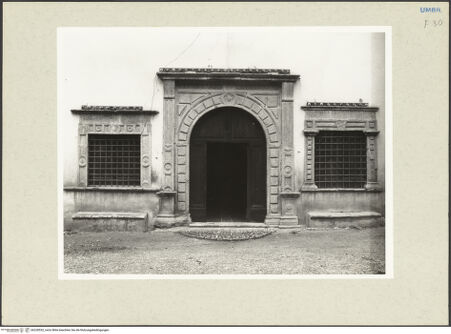 Vorderseite von Getty Research Institute? [https://www.deutsche-digitale-bibliothek.de/content/lizenzen/rv-ez/] Santa Maria delle Grazie - Westfassade, Detail: Portal und flankierende Fenster, bh228532_recto. Foto: Hutzel, Max.