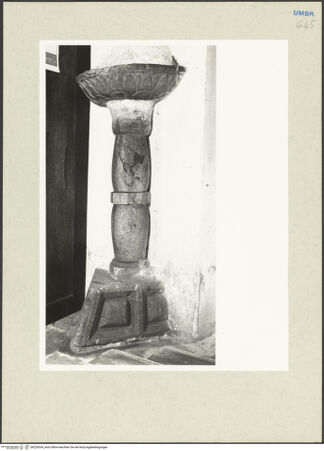 Vorderseite von Getty Research Institute [https://www.deutsche-digitale-bibliothek.de/content/lizenzen/rv-ez/] Weihwasserbecken - Gesamtansicht, bh228534_recto. Foto: Hutzel, Max.