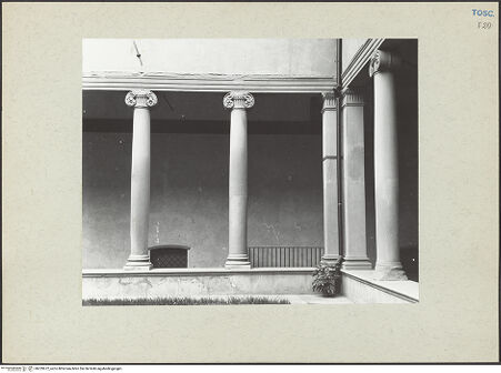 Vorderseite von Lorenz, Wien [https://www.deutsche-digitale-bibliothek.de/content/lizenzen/rv-ez/] Santa Maria Maddalena de'Pazzi - Ausschnitt mit Ionischen Säulen, bh229672_recto. Foto.