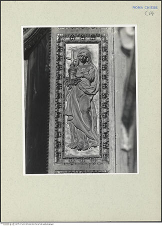 Vorderseite von Courtauld Institute [https://www.deutsche-digitale-bibliothek.de/content/lizenzen/rv-ez/] Stuckdekoration mit Tugendenfiguren zwischen Ornamenten - Detail: Religio (?) mit Kirchenmodell, bh229717_recto. Foto.