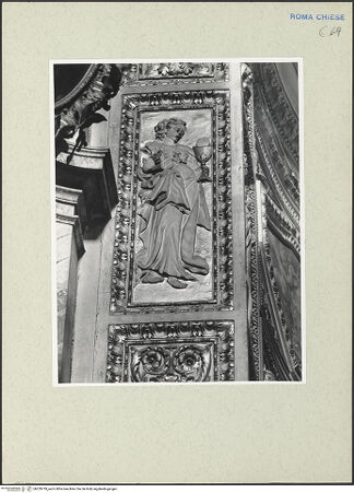 Vorderseite von Courtauld Institute [https://www.deutsche-digitale-bibliothek.de/content/lizenzen/rv-ez/] Stuckdekoration mit Tugendenfiguren zwischen Ornamenten - Detail: Fides mit Hostie, bh229718_recto. Foto.